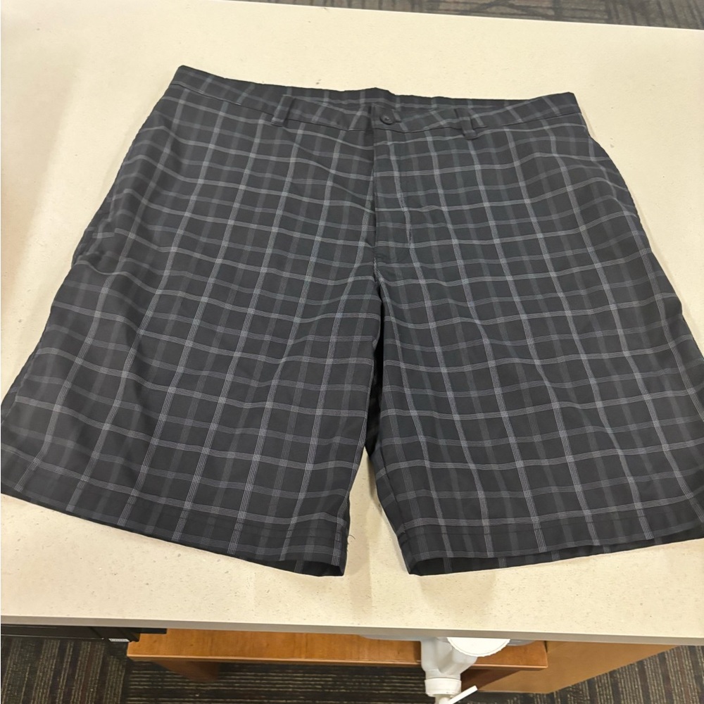 Men’s golf shorts